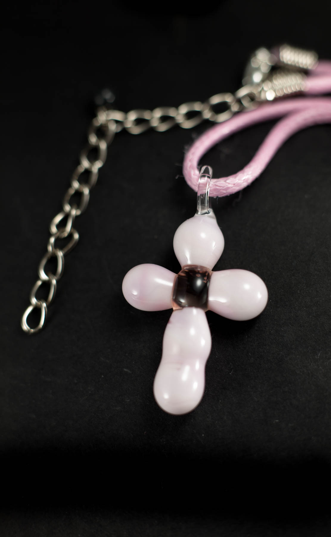 Ogrlica Križ roza pastel